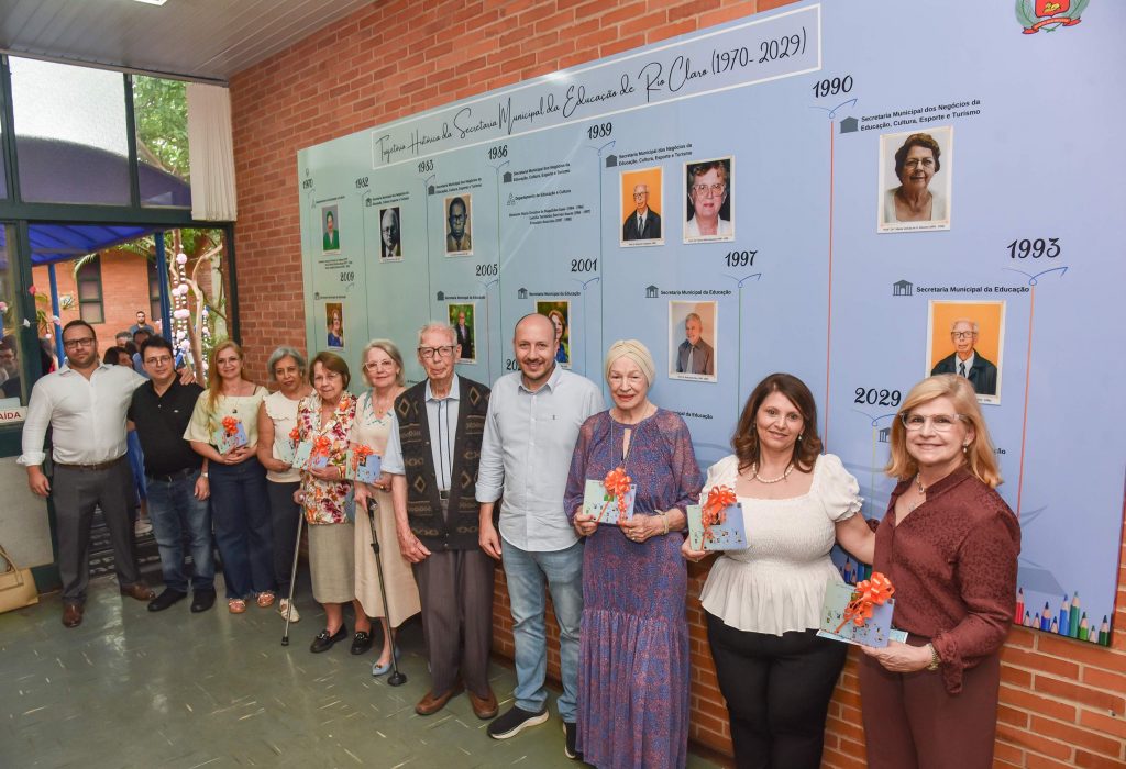 Painel com os secretários da educação e participantes da inauguração.