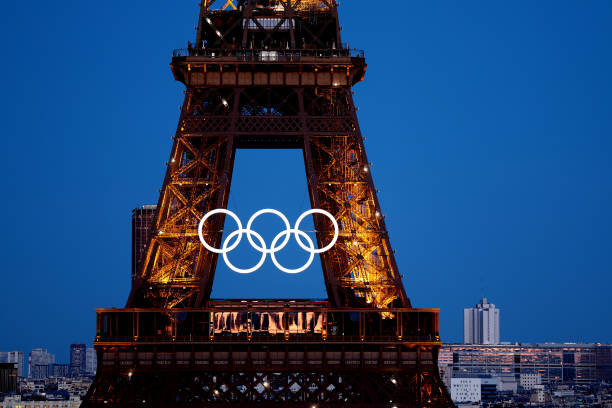 Torre Eiffel, em Paris, com os arcos olímpicos. Foto: Getty Images.