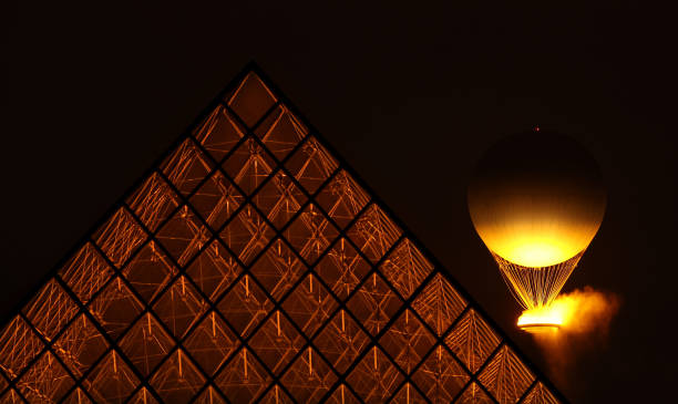 Museu do Louvre e a Pira Olímpica. Foto: Getty Images.