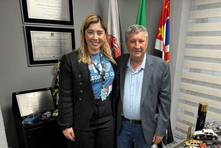 Assessora parlamentar Virgília Prado junto com o vereador Julinho Lopes. Foto: Câmara Municipal de Rio Claro.