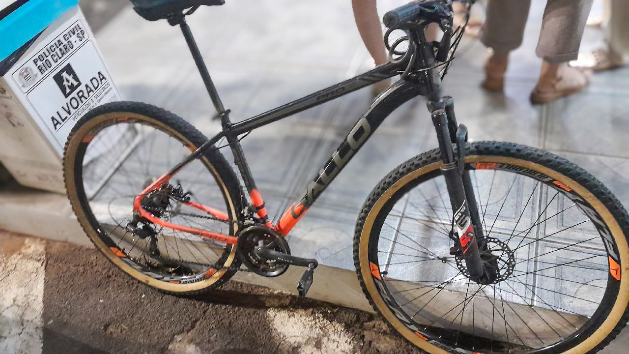 Bicicleta furtada pelo autor do furto que foi detido por populares.