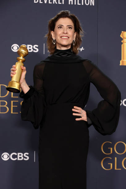 Fernanda Torres com o prêmio do Globo de Ouro. Foto: Getty Images.